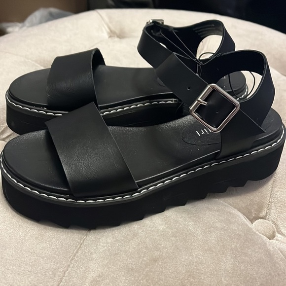madden girl black driver adjustable strap, sandals, size 6.5, so comfy - Picture 2 of 8